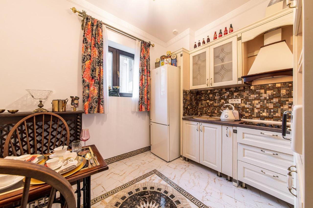 Private Museum Apartment With Antique Decor Bucareste Exterior foto