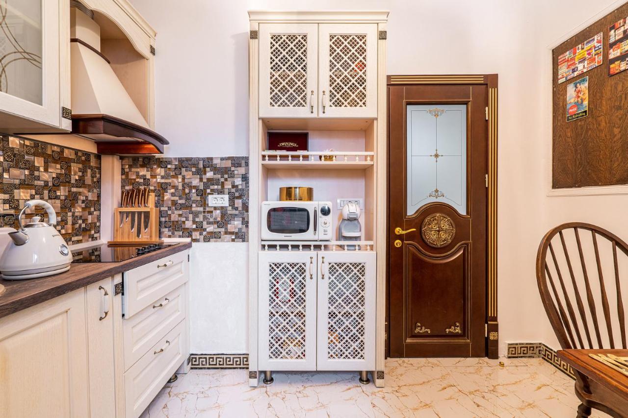 Private Museum Apartment With Antique Decor Bucareste Exterior foto