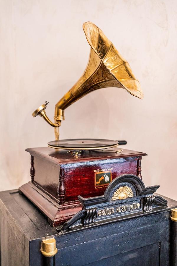 Private Museum Apartment With Antique Decor Bucareste Exterior foto